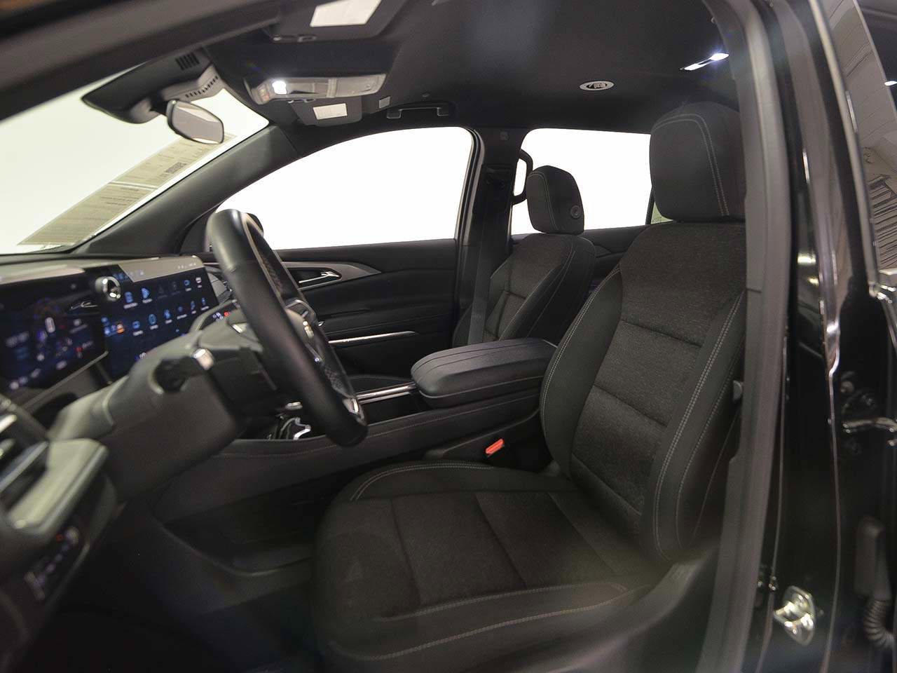 Used 2025 Chevrolet Traverse LT image 7