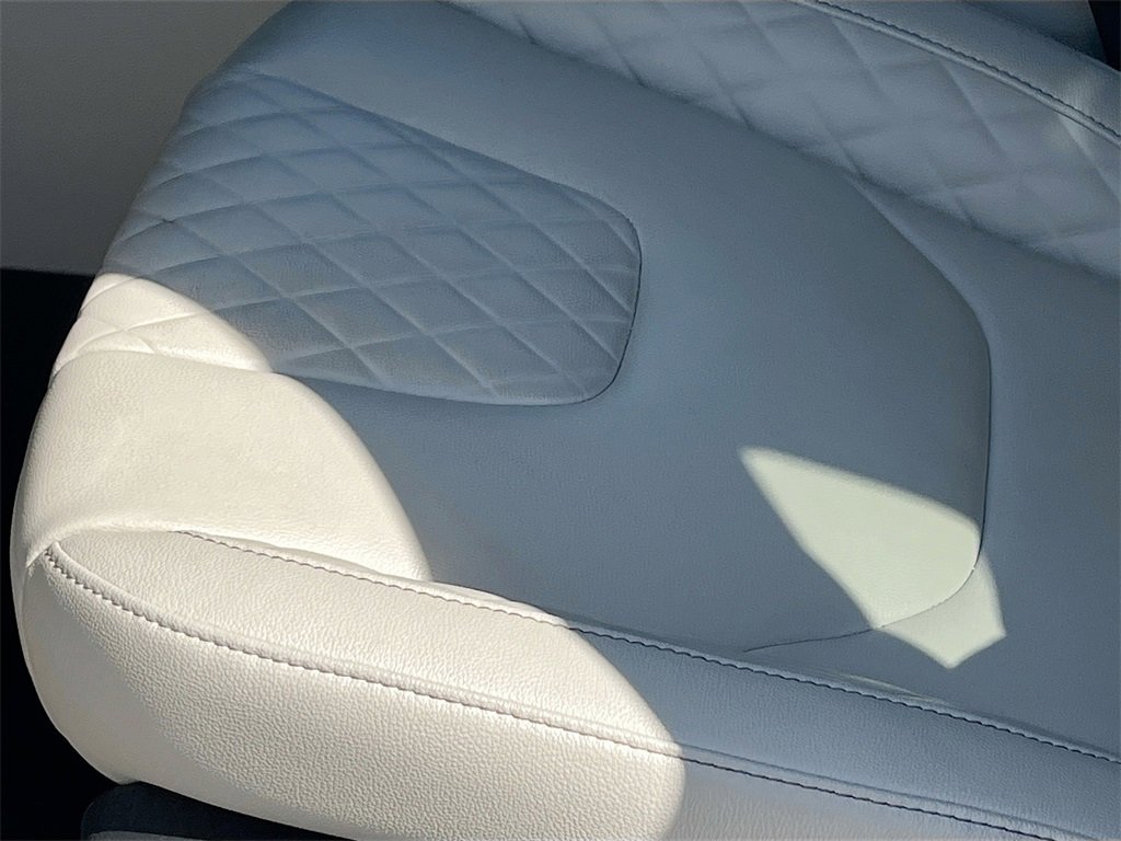 Used 2024 Ford Edge Titanium image 19