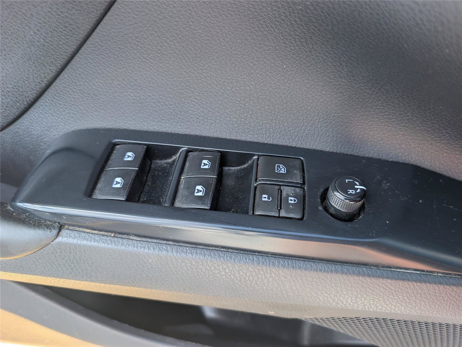 Used 2018 Toyota Camry SE w/ Convenience Package FWD image 27