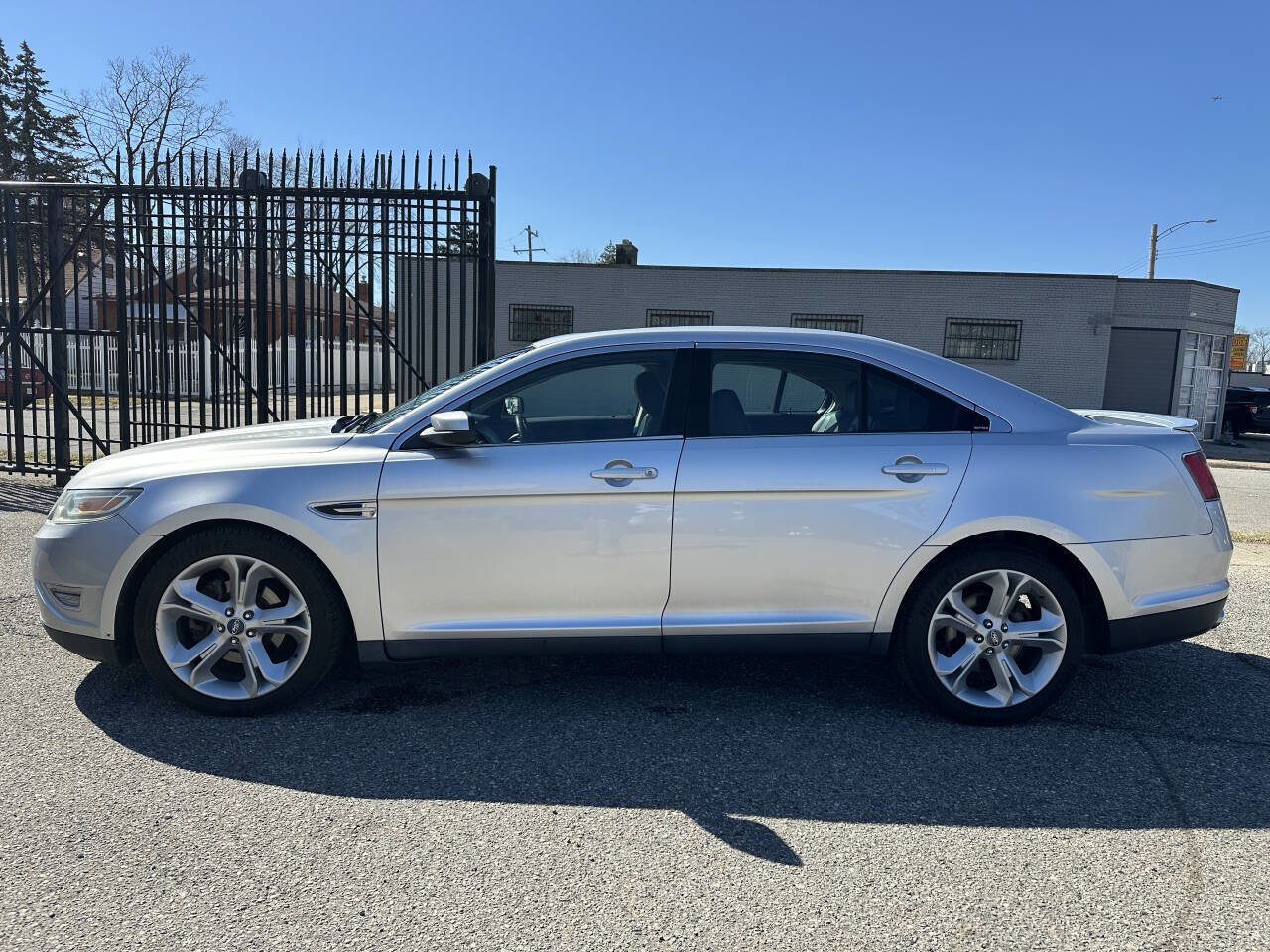 Used 2010 Ford Taurus SHO image 4