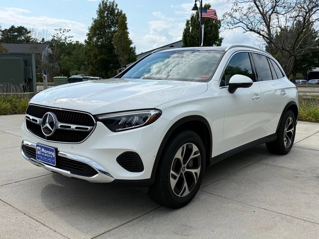 Used 2025 Mercedes-Benz GLC 350e 4MATIC image 2