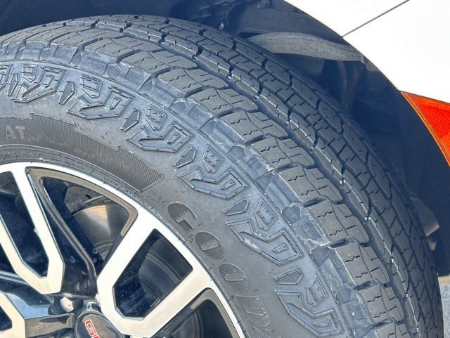 Used 2023 GMC Yukon AT4 w/ Technology Package AWD/4WD image 19