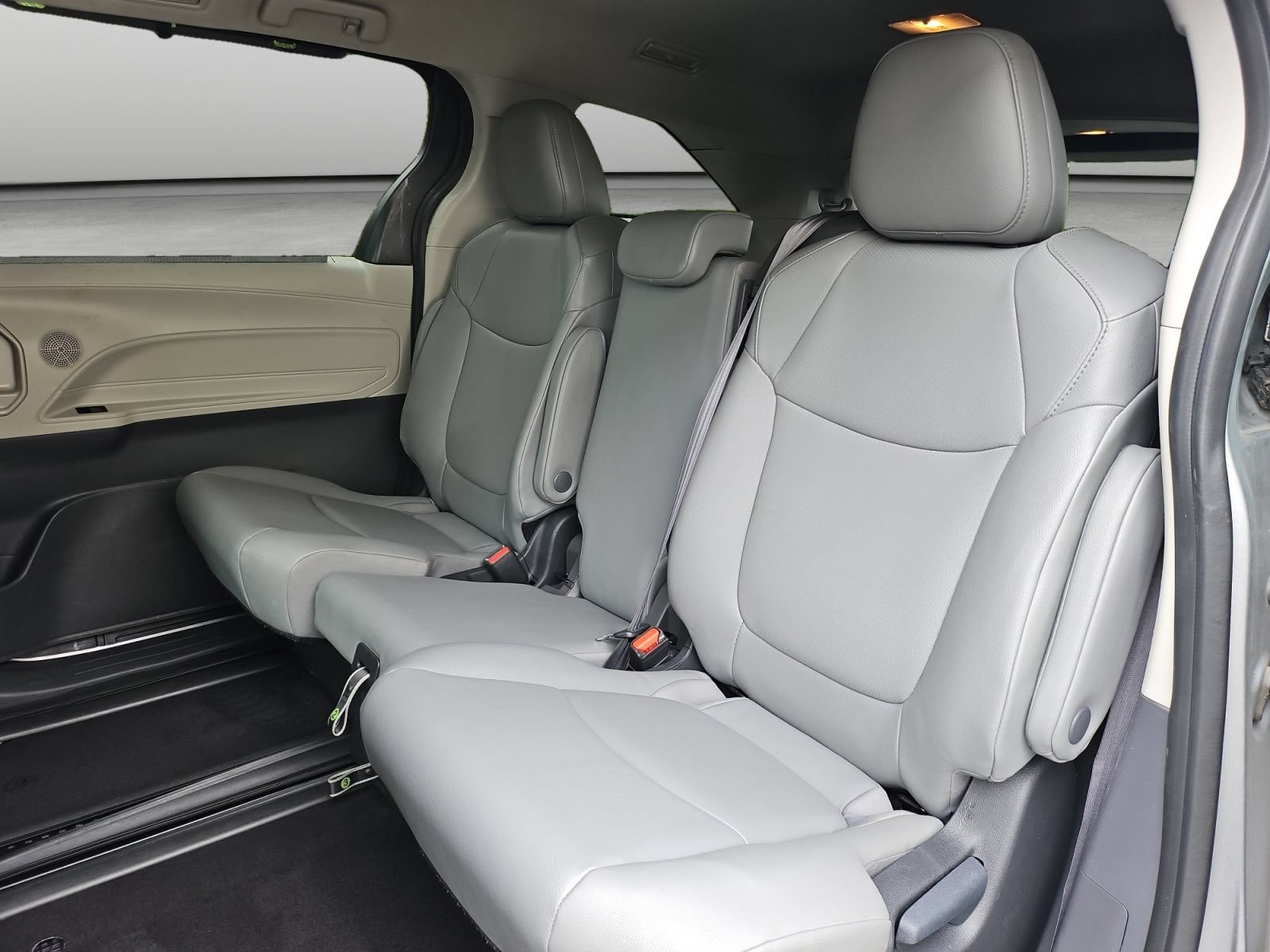 Used 2024 Toyota Sienna XLE FWD image 42