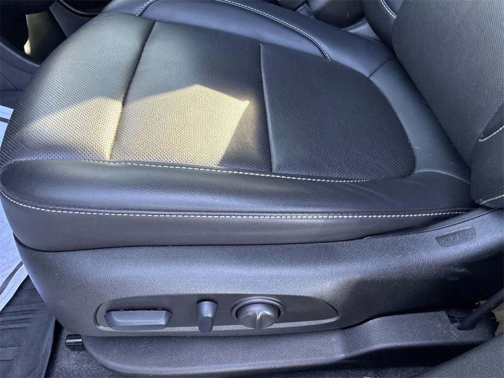 Used 2023 GMC Acadia SLT w/ Elevation Edition image 12