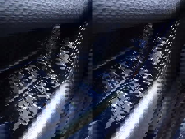 Used 2021 Land Rover Range Rover Velar R-Dynamic S image 16