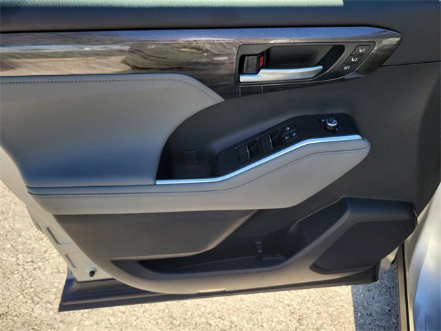 Used 2023 Toyota Highlander Platinum image 14