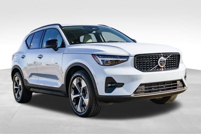 Used 2026 Volvo XC40 B5 Plus w/ Protection Package Premier AWD/4WD image 3