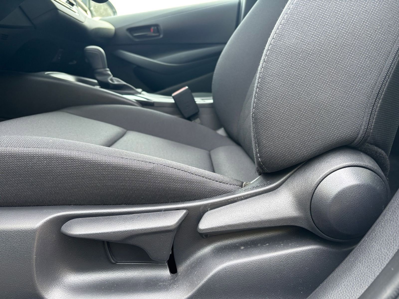 Used 2025 Toyota Corolla LE FWD image 23