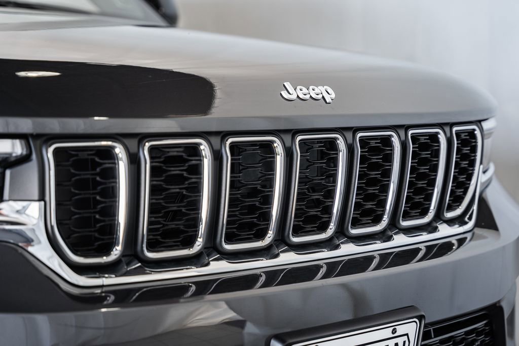 New 2025 Jeep Grand Cherokee Laredo X w/ Luxury Tech Group I image 11