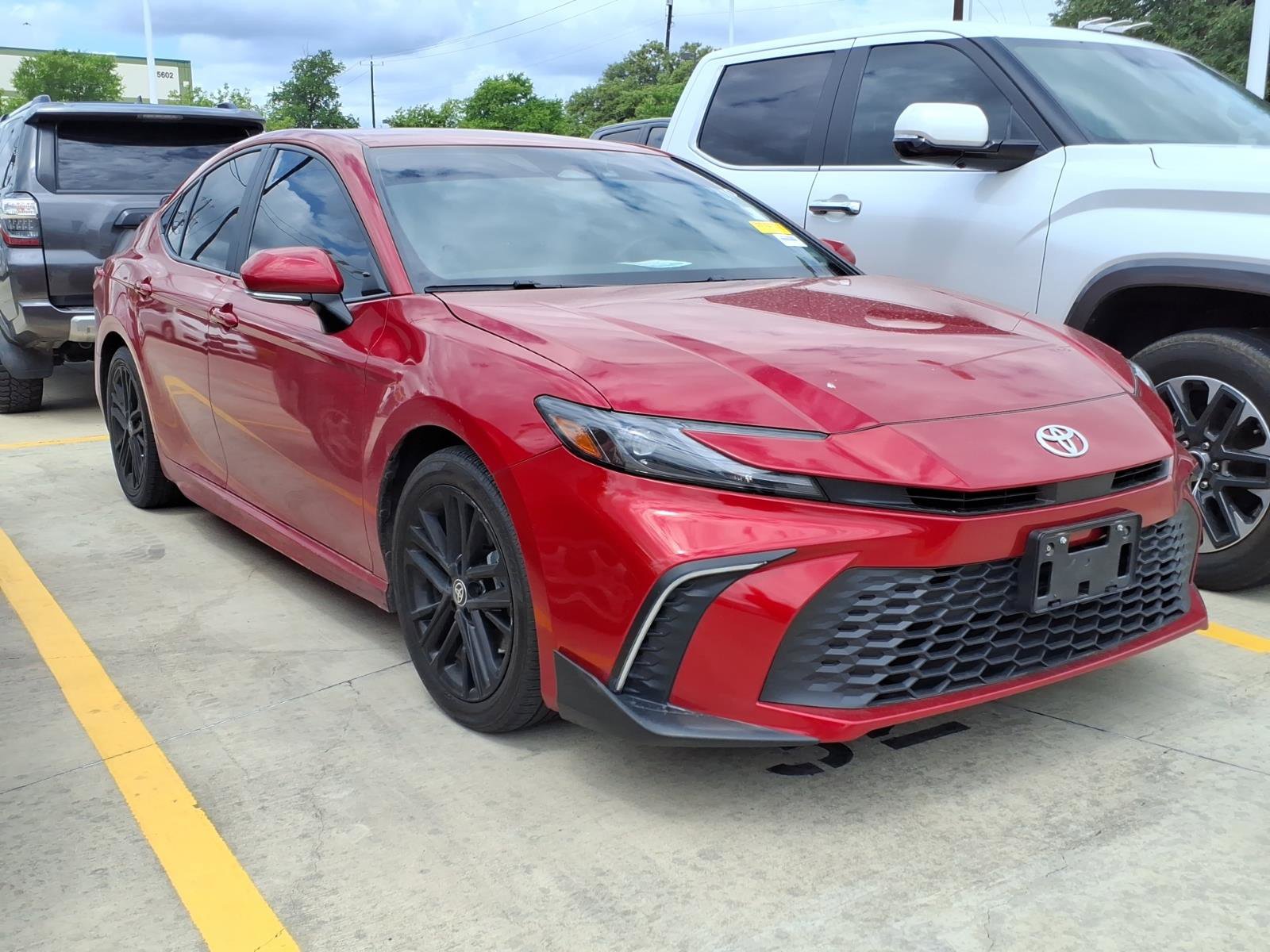 Used 2025 Toyota Camry SE FWD image 3