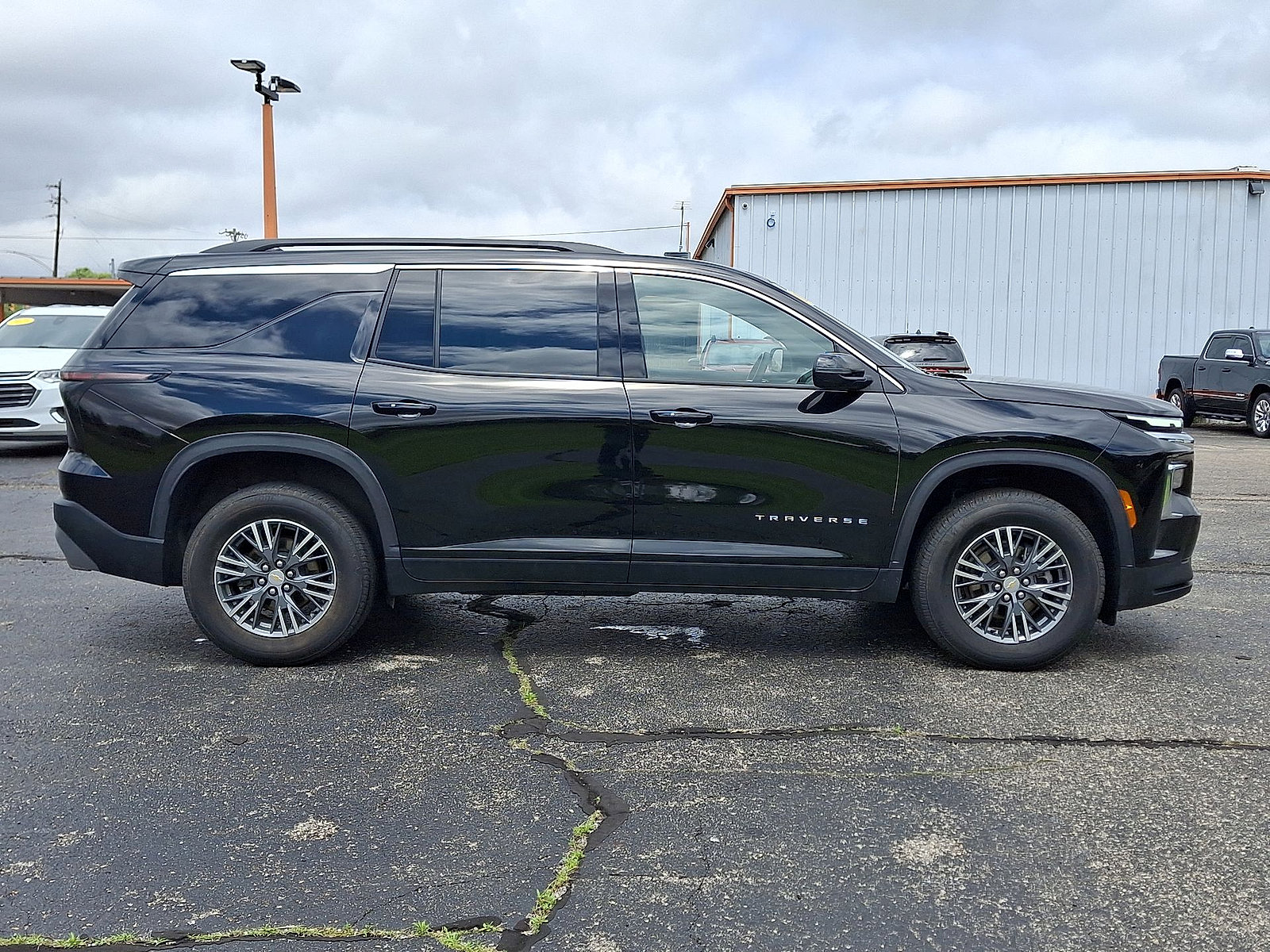 Used 2025 Chevrolet Traverse LT FWD image 26