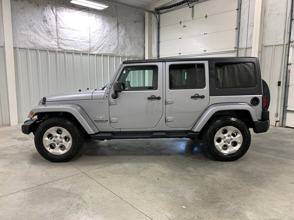 Used 2015 Jeep Wrangler Unlimited Sahara w/ Connectivity Group AWD/4WD image 3