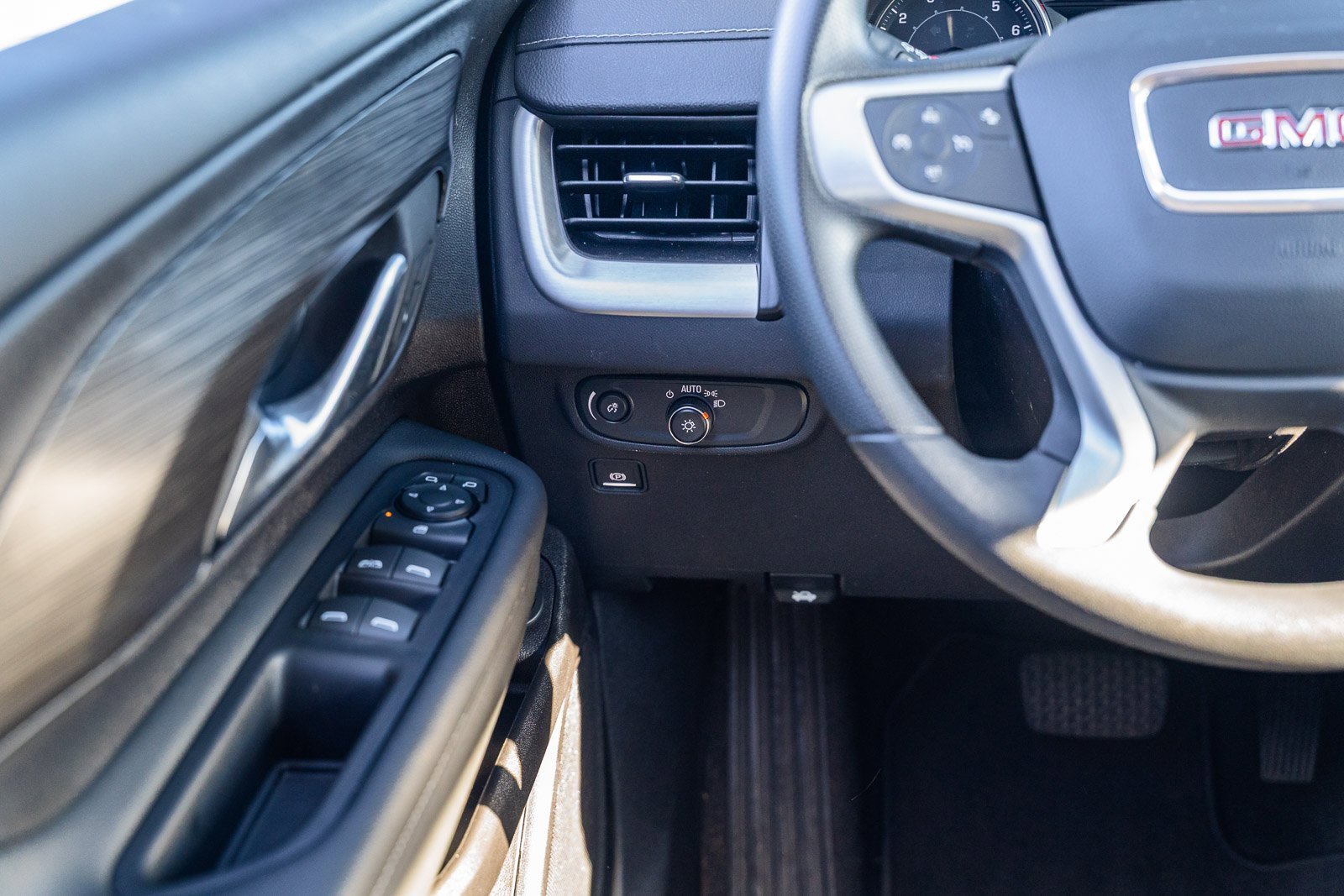 Used 2024 GMC Terrain SLE w/ Driver Convenience Package image 25