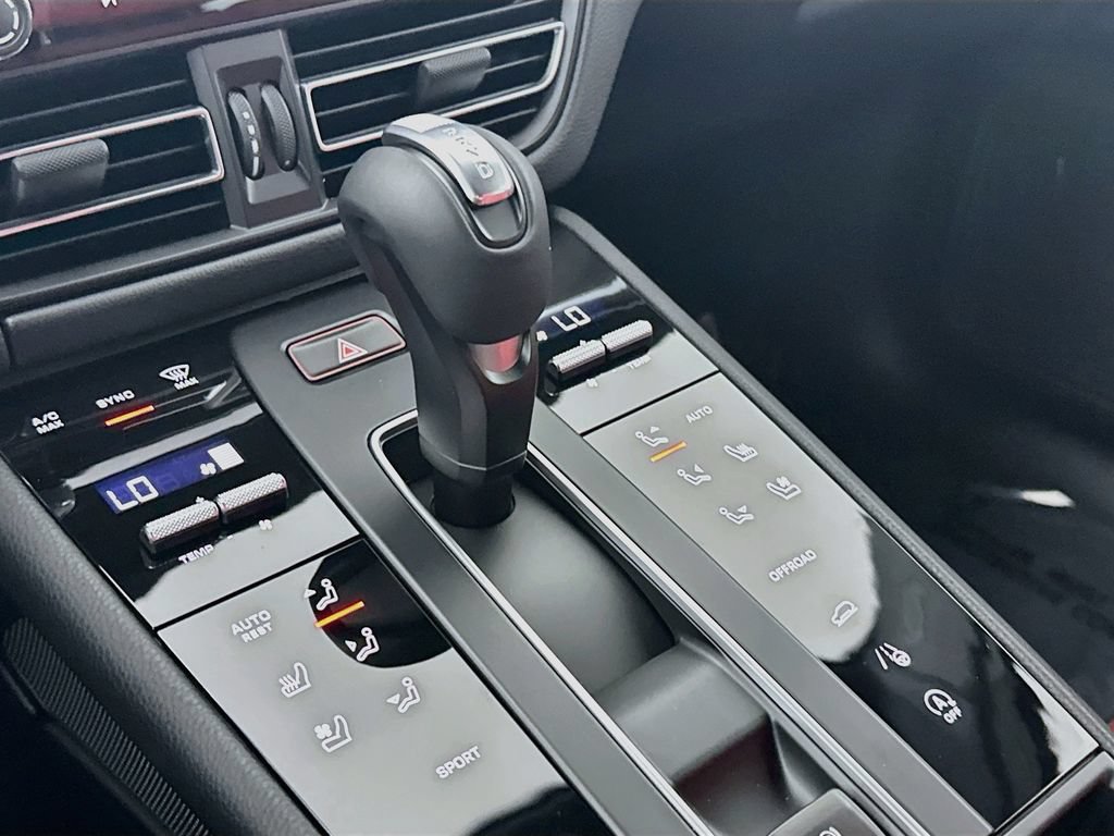 Certified 2026 Porsche Macan AWD/4WD image 18