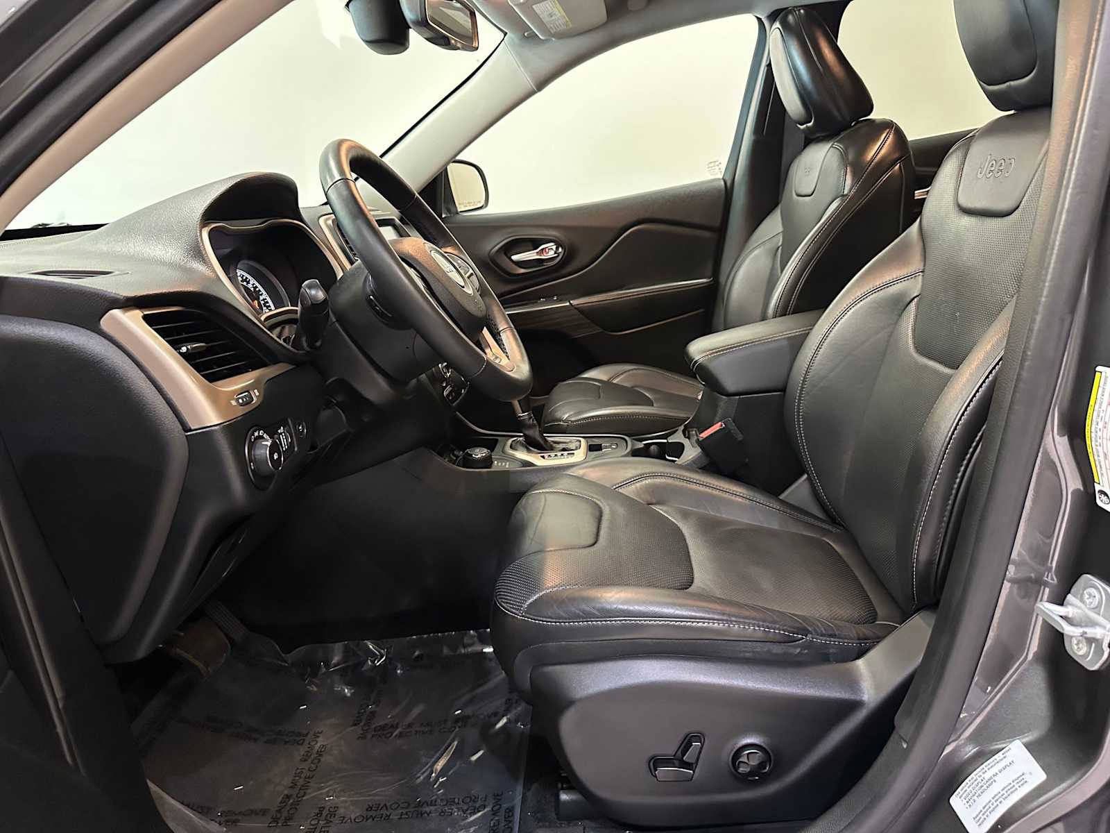 Used 2015 Jeep Cherokee Limited w/ Luxury Group image 24