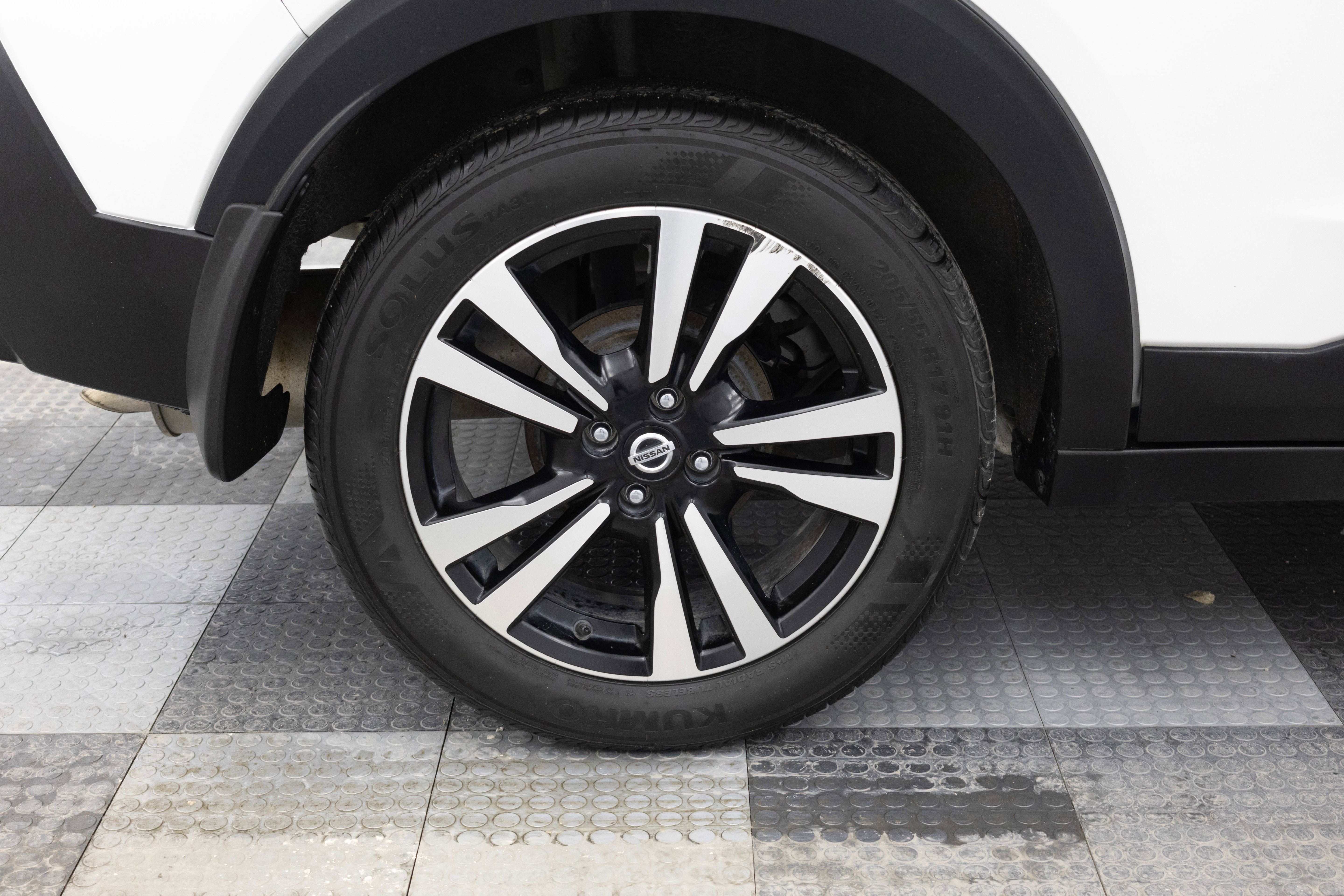 Used 2020 Nissan Kicks SR w/ SR Premium Package image 13