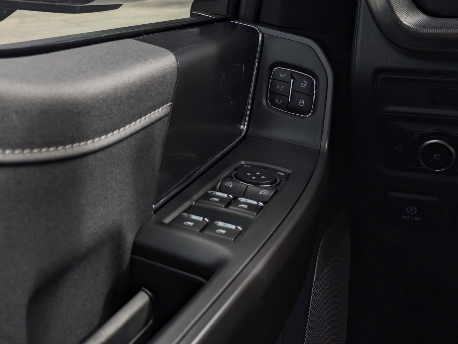 New 2025 Ford F150 Lariat w/ Equipment Group 501A Mid image 27