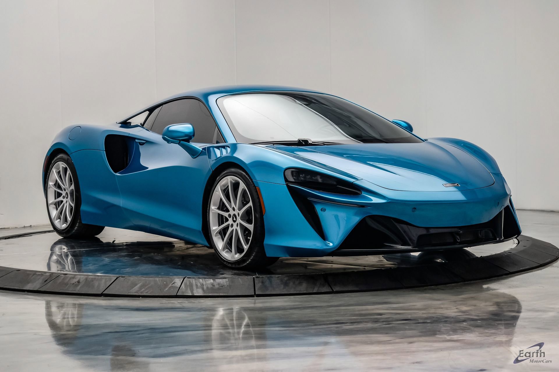Used 2024 McLaren Artura RWD image 28