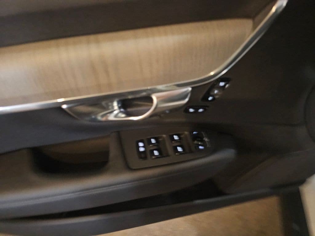 Certified 2025 Volvo V90 B6 Cross Country Plus AWD/4WD image 18