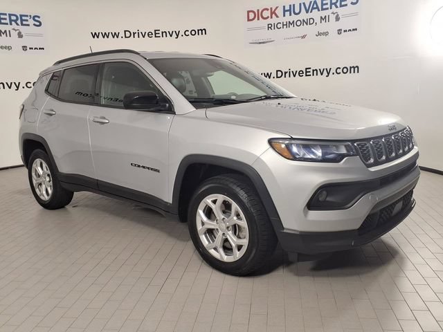 Used 2024 Jeep Compass Latitude AWD/4WD image 3