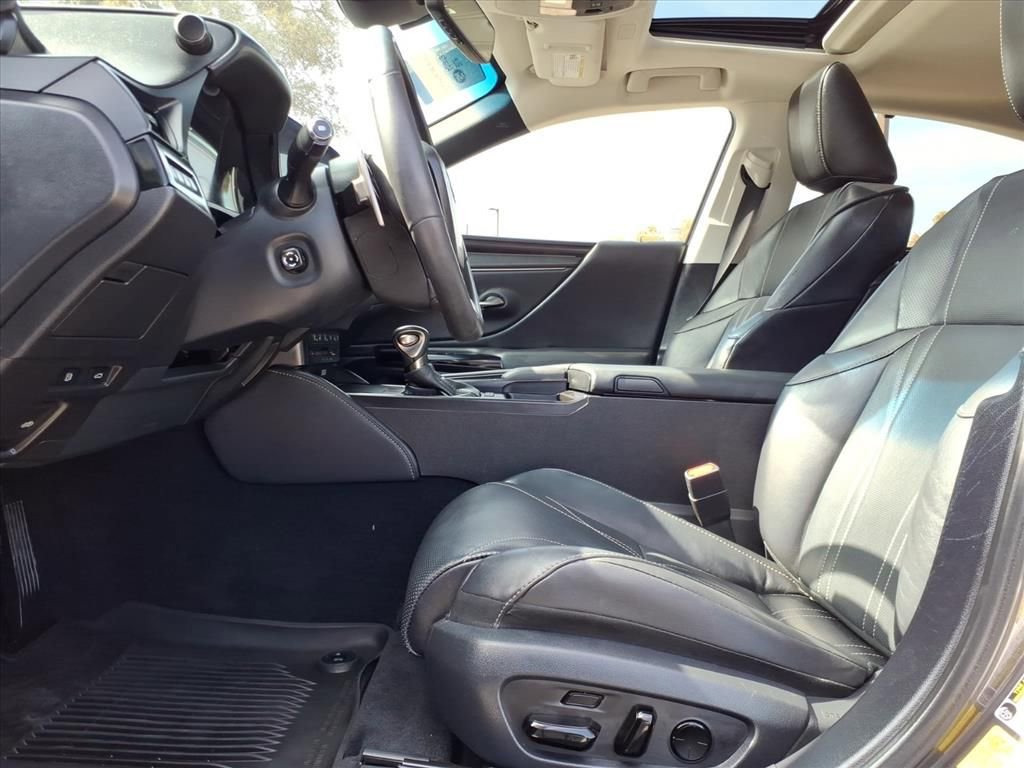 Used 2022 Lexus ES 300h Ultra Luxury w/ Accessory Package 2 image 19