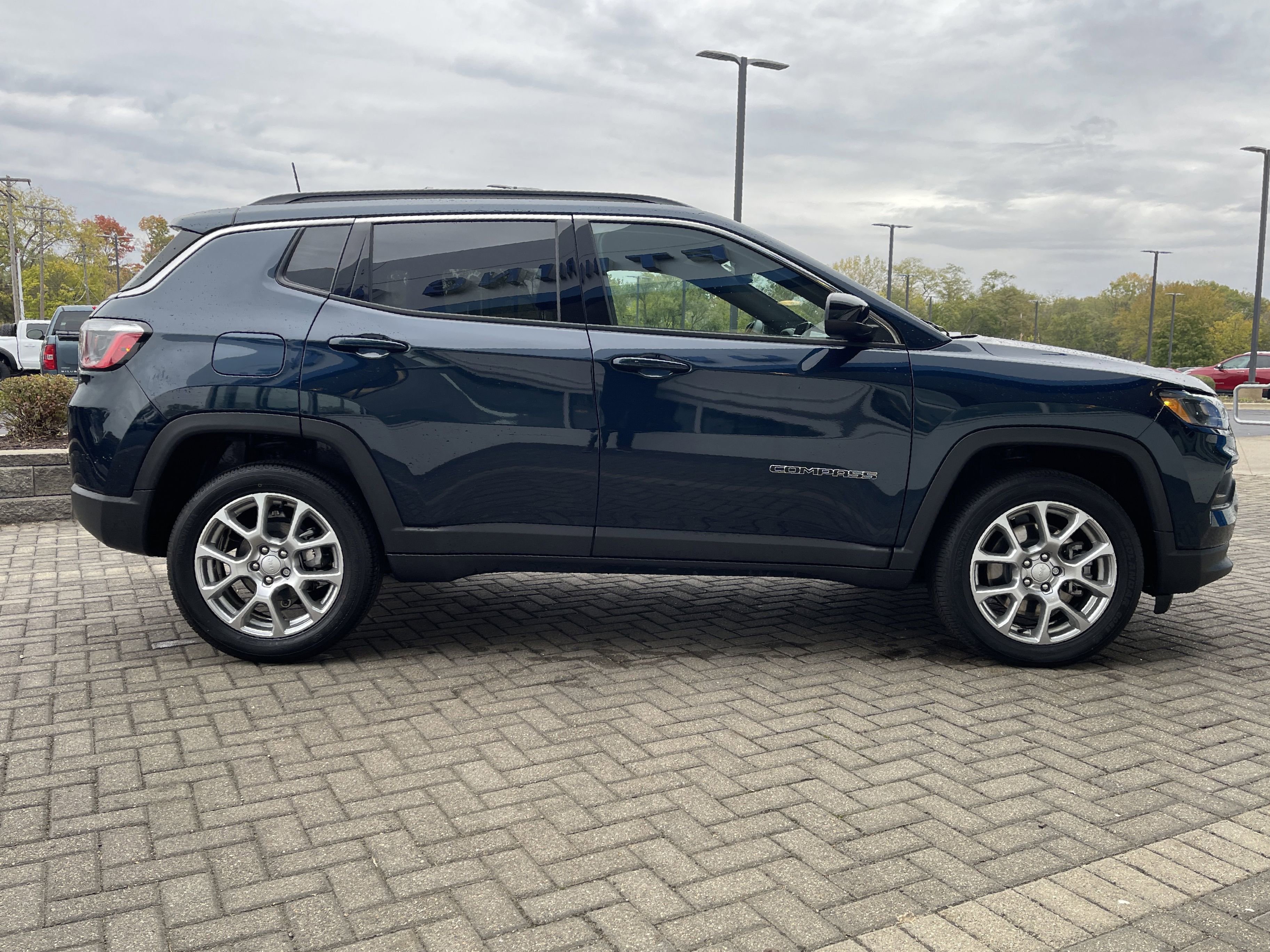 Used 2024 Jeep Compass Latitude image 6