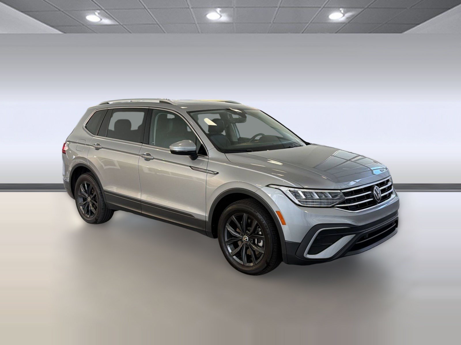 Certified 2024 Volkswagen Tiguan SE w/ Panoramic Sunroof Package AWD/4WD image 7