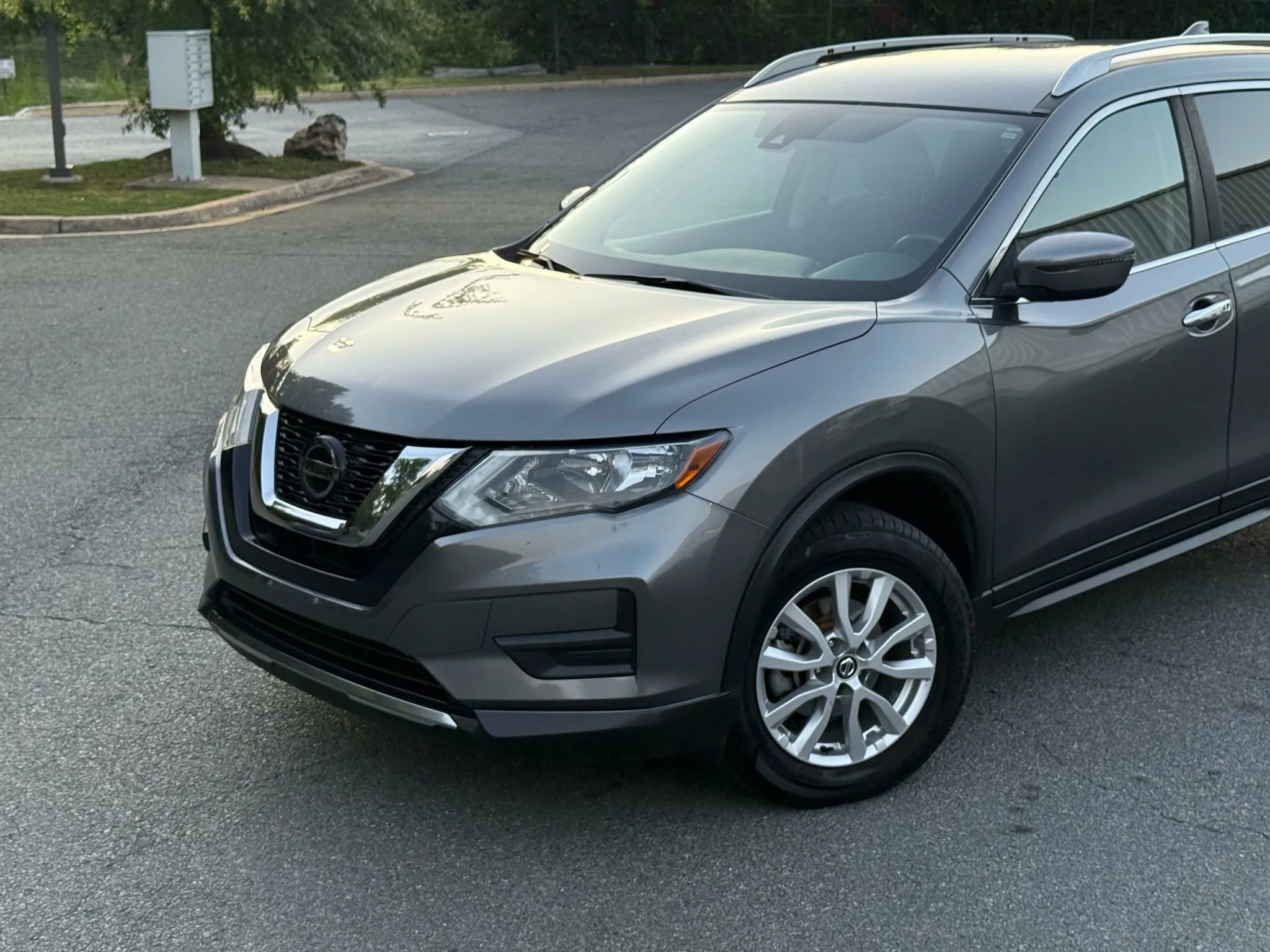 Used 2020 Nissan Rogue SV image 2