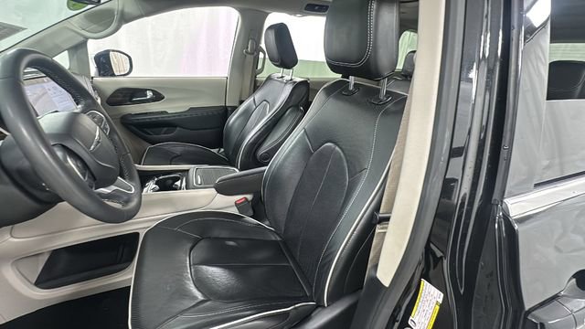 Used 2023 Chrysler Pacifica Limited image 10
