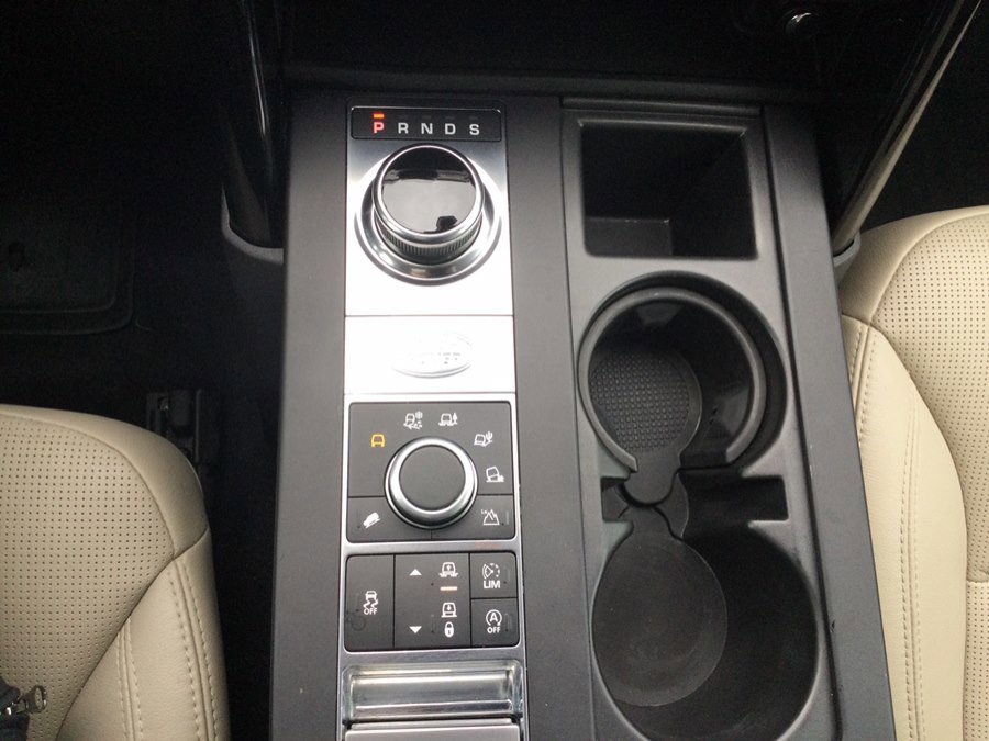 Used 2018 Land Rover Discovery SE image 31