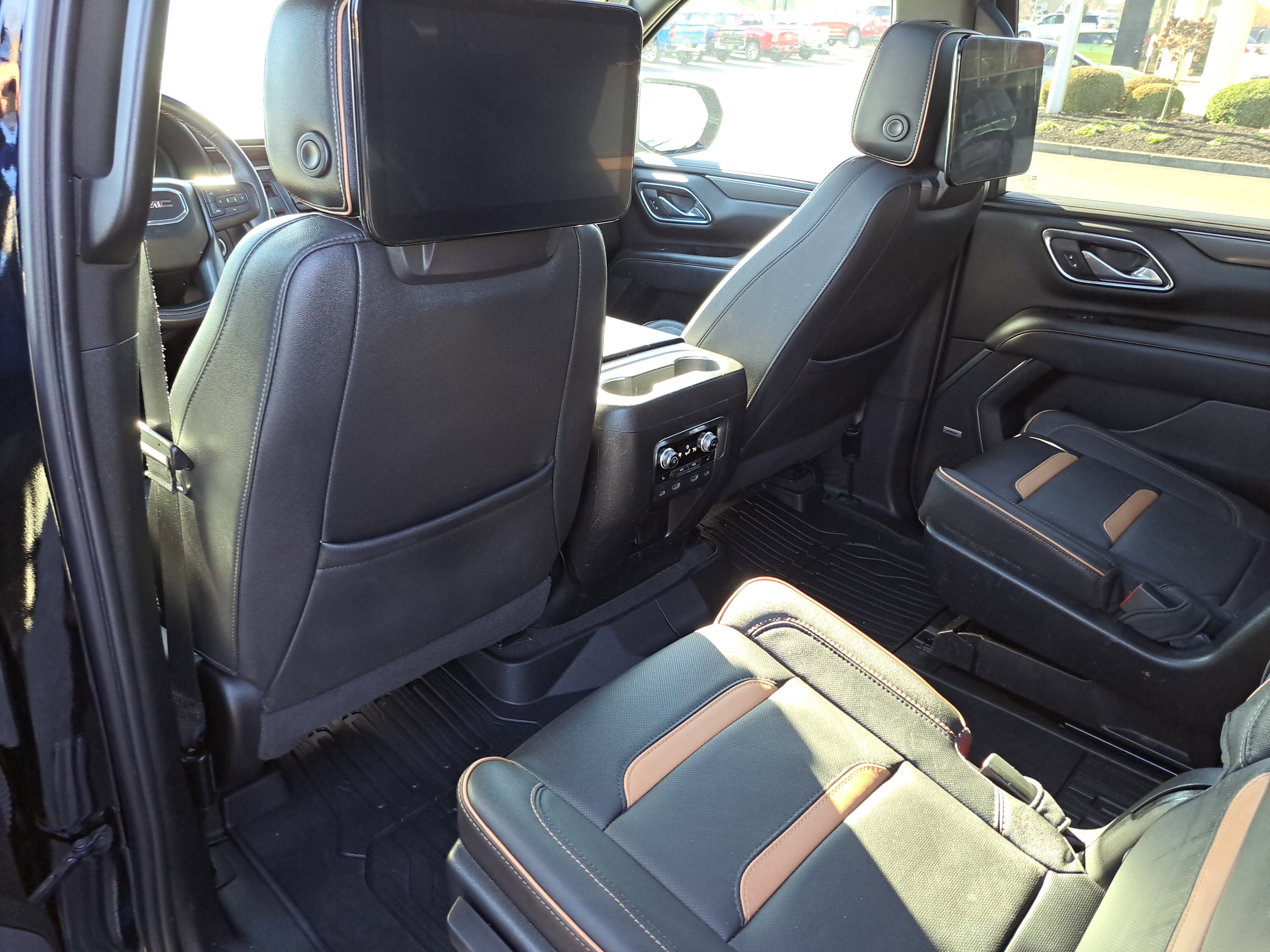 Used 2023 GMC Yukon AT4 w/ AT4 Premium Package image 13