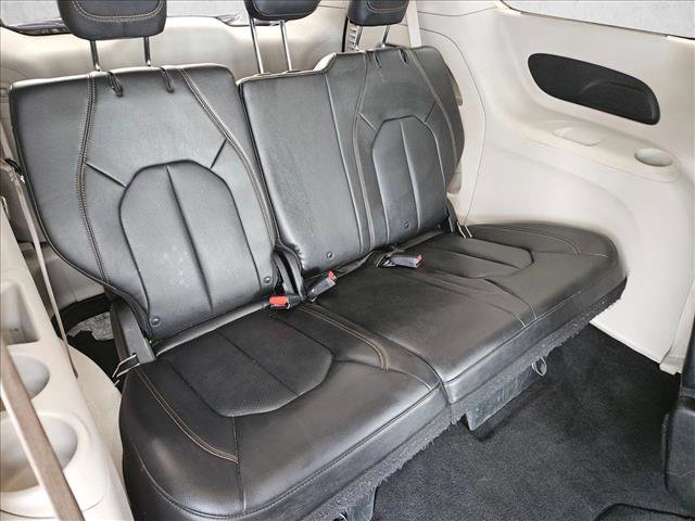 Used 2018 Chrysler Pacifica Touring-L image 18