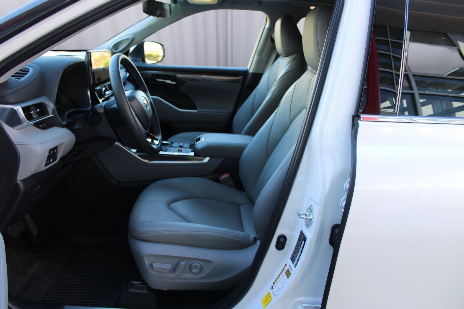 Used 2026 Toyota Highlander Platinum AWD/4WD image 39