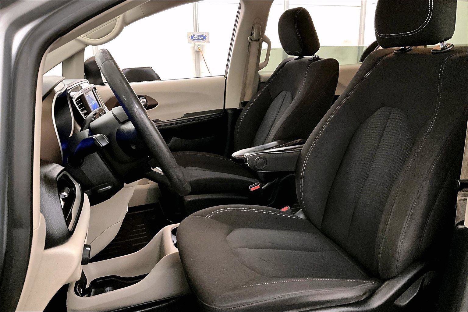 Used 2020 Chrysler Voyager L image 24