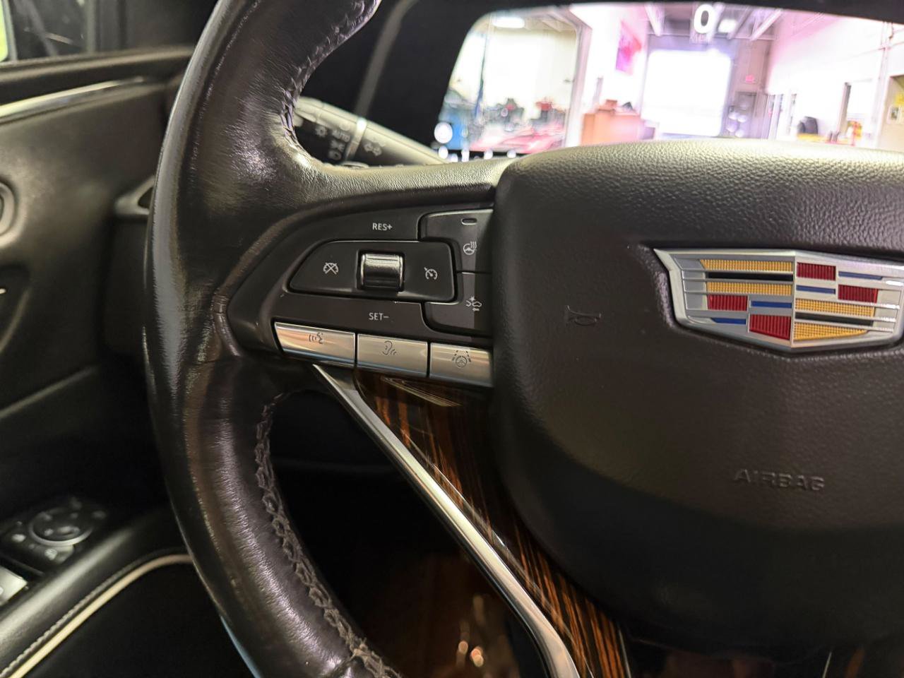 Used 2023 Cadillac Escalade Premium Luxury AWD/4WD image 31