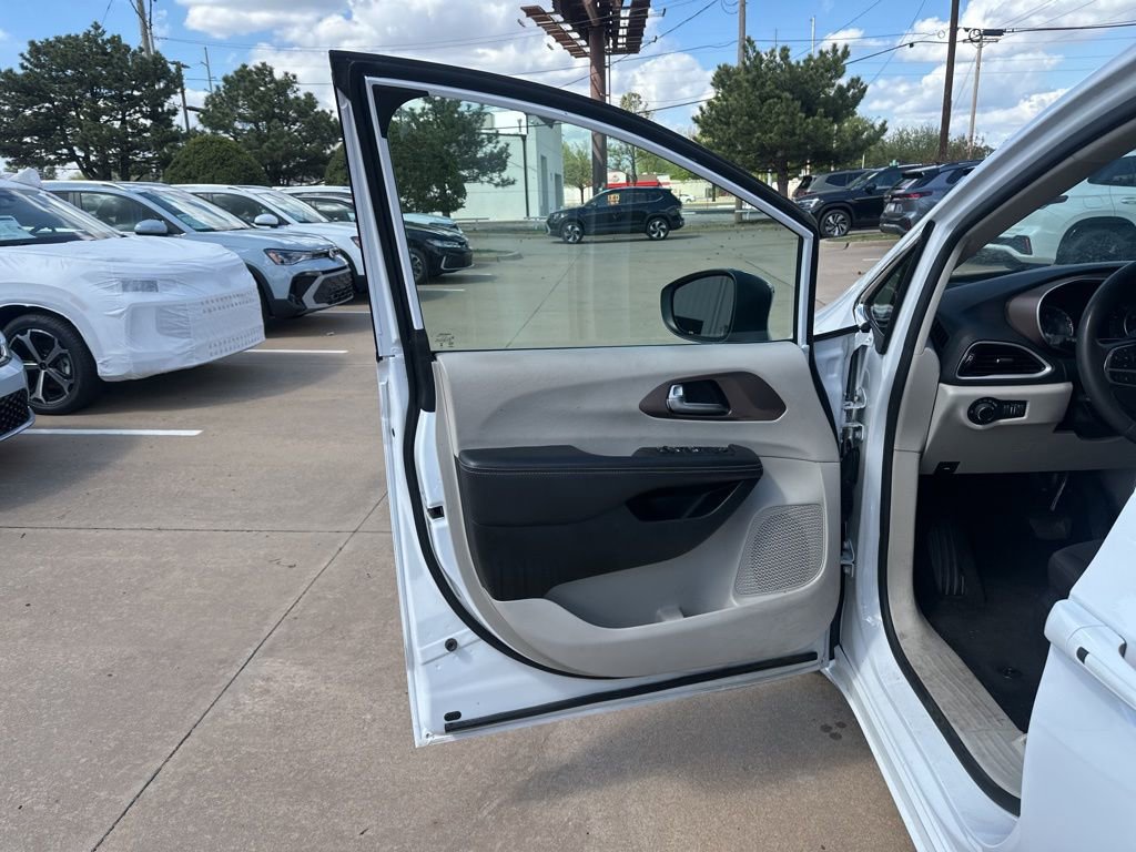 Used 2024 Chrysler Voyager LX image 8