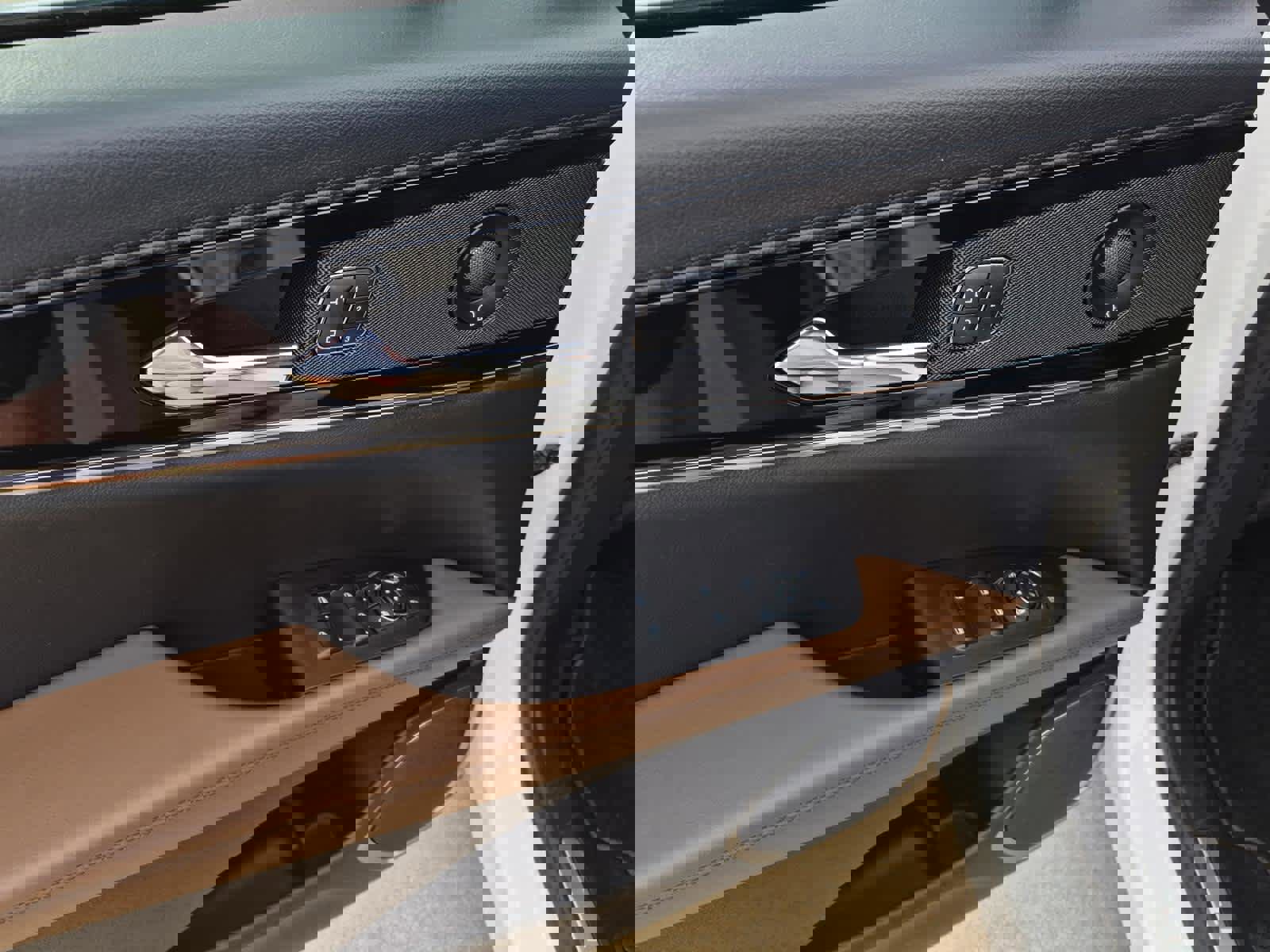 Used 2023 Lincoln Nautilus Reserve w/ Equipment Group 201A image 13