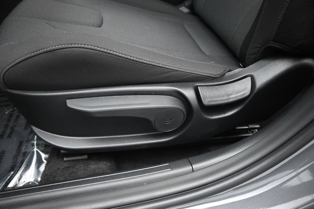 Used 2025 Hyundai Elantra SE FWD image 13