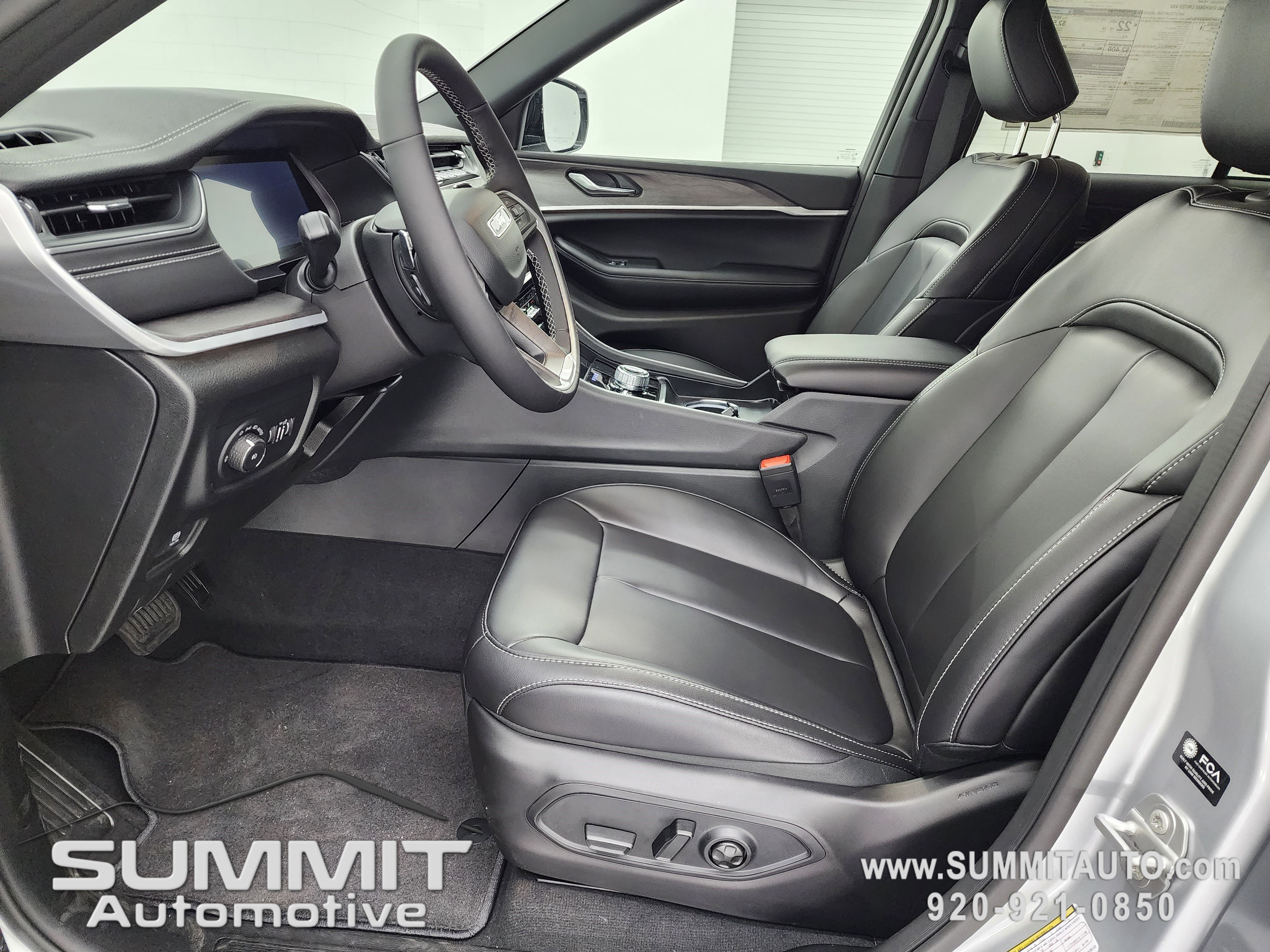 New 2025 Jeep Grand Cherokee Limited w/ Black Appearance Package image 8