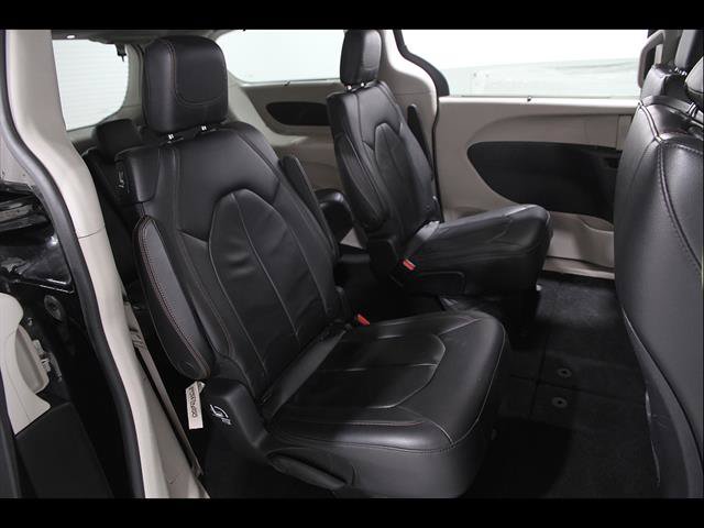 Used 2017 Chrysler Pacifica Touring-L FWD image 19