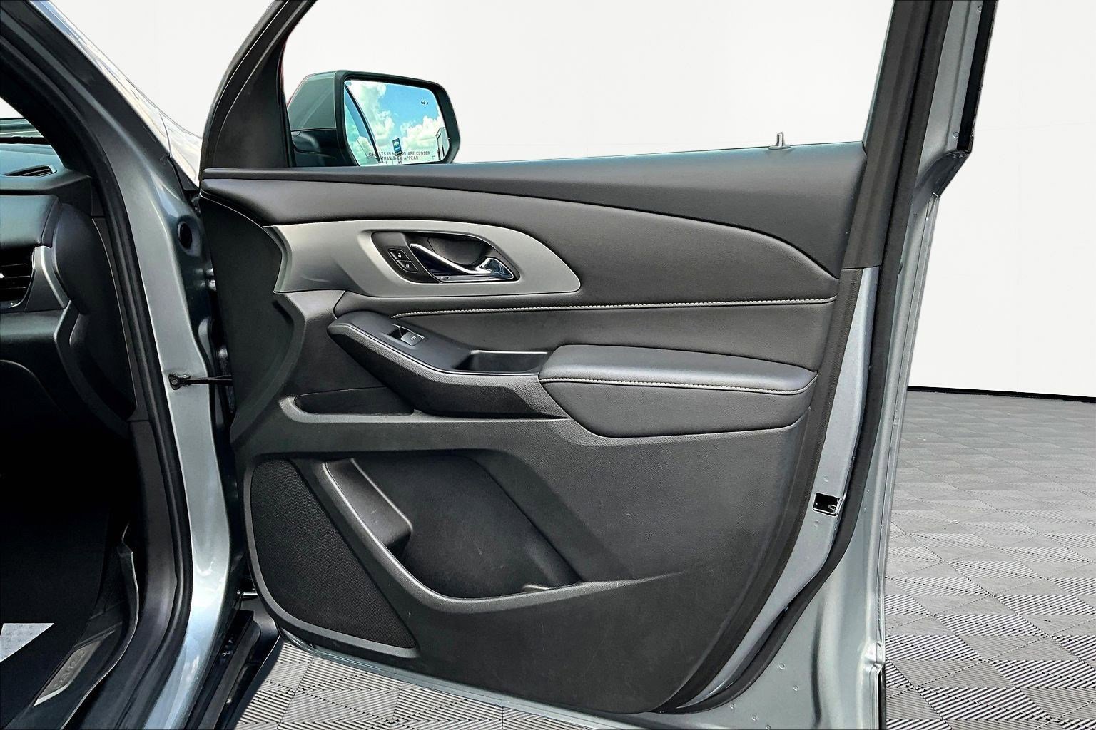 Used 2023 Chevrolet Traverse LT FWD image 29