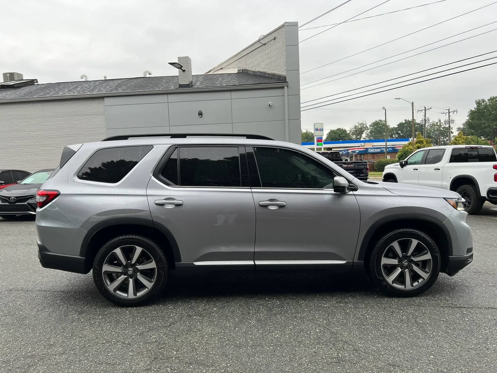 Used 2025 Honda Pilot Touring image 3