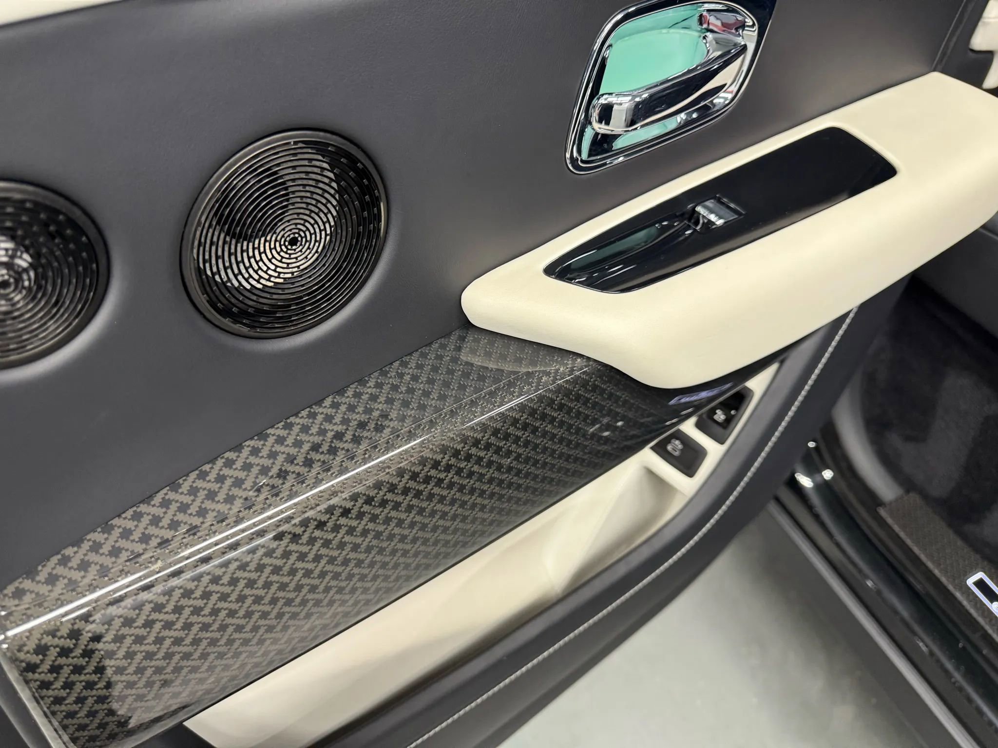 Used 2022 Rolls-Royce Cullinan Black Badge w/ Dark Exterior Package image 61