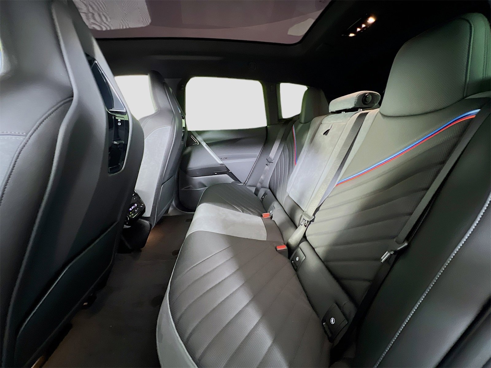 New 2026 BMW iX xDrive60 w/ M Sport Package image 25