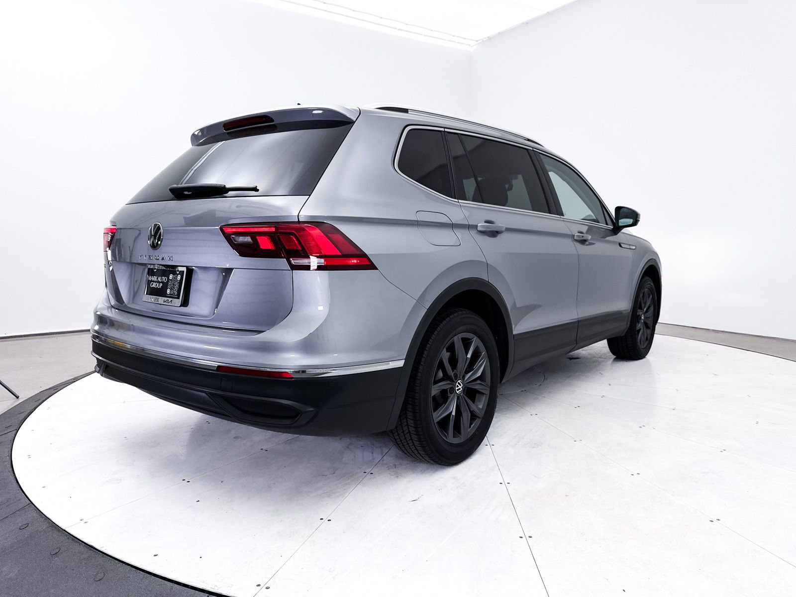 Used 2022 Volkswagen Tiguan SE w/ Panoramic Sunroof Package image 17