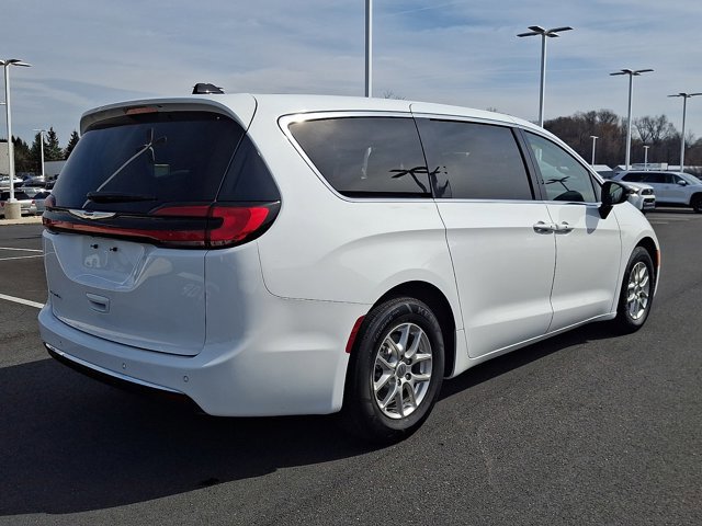 Used 2024 Chrysler Pacifica Touring-L image 6