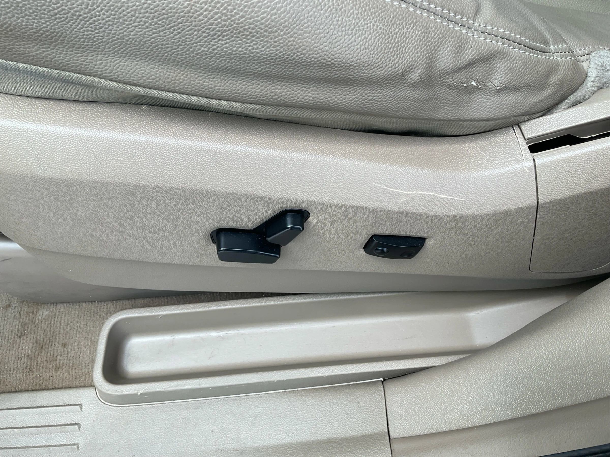 Used 2014 Chrysler Town & Country Limited w/ Luxury Group FWD image 18