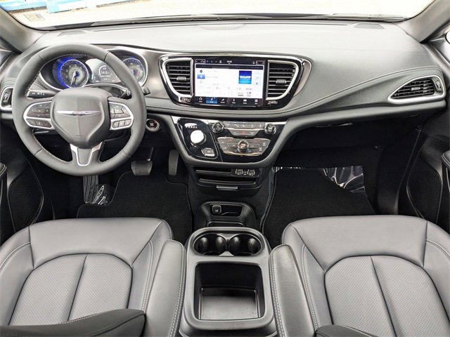Used 2025 Chrysler Pacifica Select image 14
