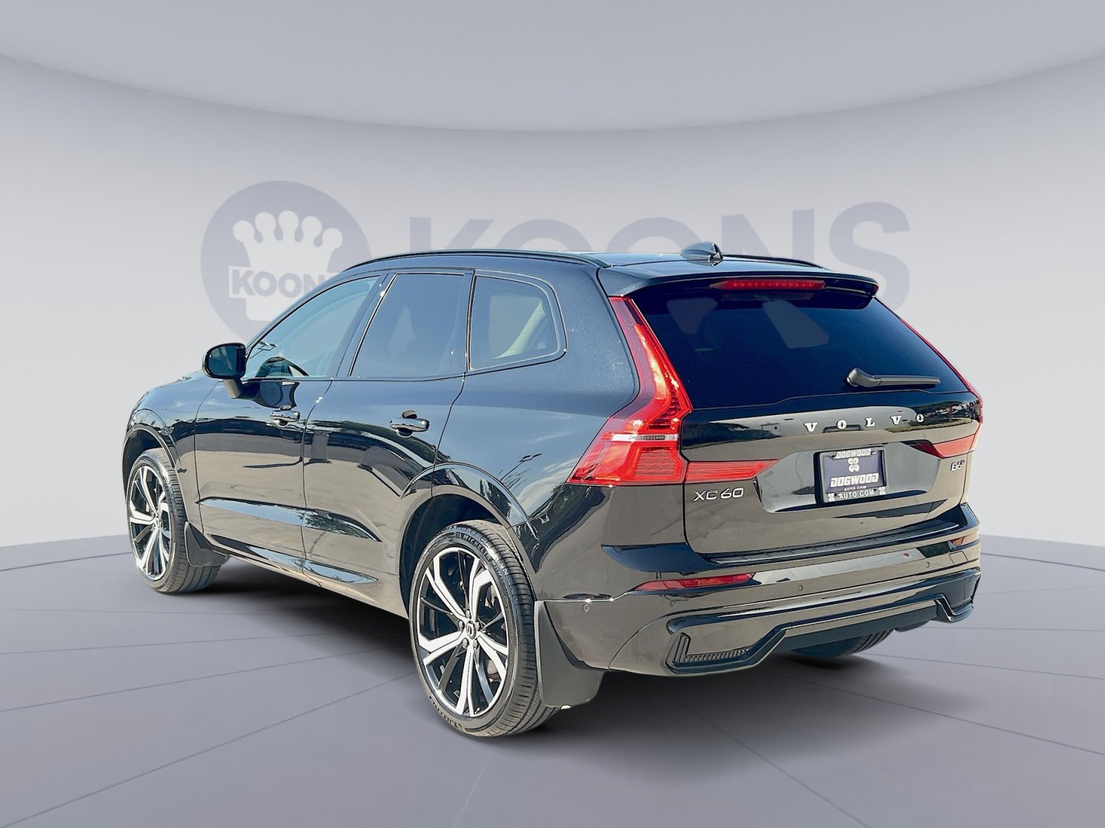 Certified 2023 Volvo XC60 B6 Ultimate w/ Climate Package image 4