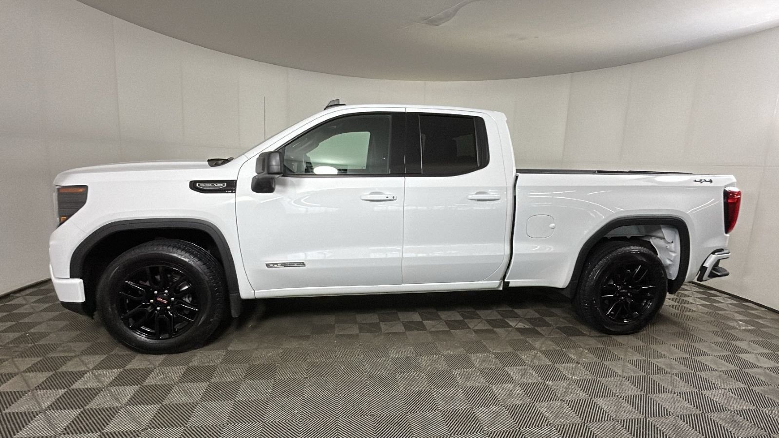 Used 2025 GMC Sierra 1500 Elevation AWD/4WD image 7